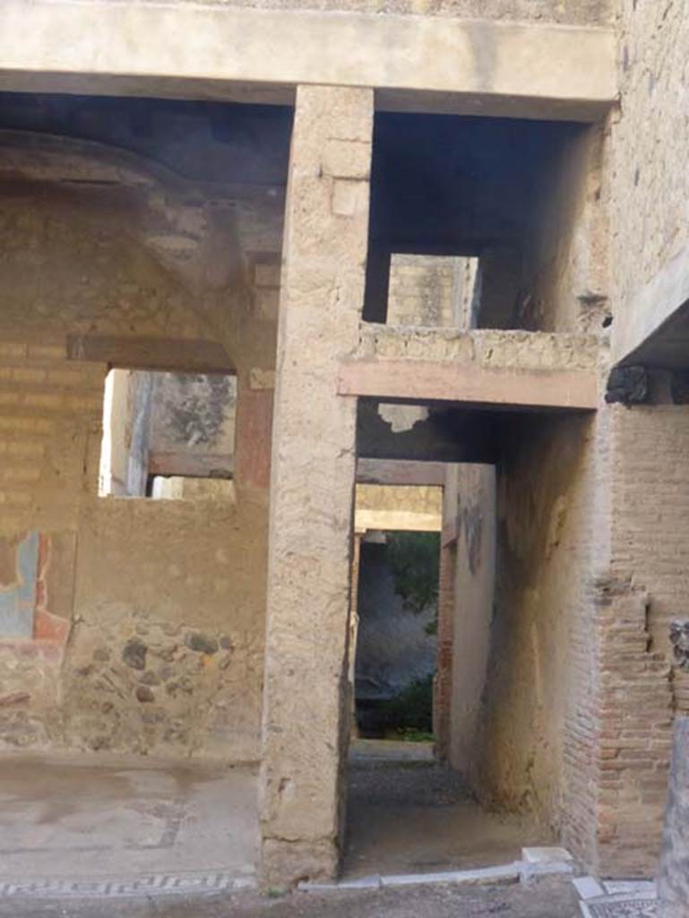 Ins. VI 17, Herculaneum, September 2015. Reconstructed upper storey.